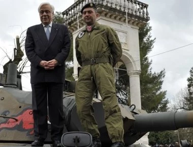 Ανέβηκε πάνω σε άρμα μάχης ο ΠτΔ - Στην παρέλαση για την απελευθέρωση των Ιωαννίνων (φωτό)